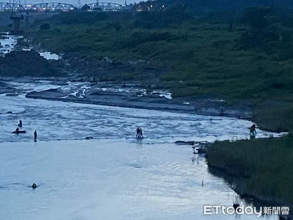 ▲▼台中19日晚間傳出有民眾受困大甲溪河床。（圖／記者白珈陽翻攝）