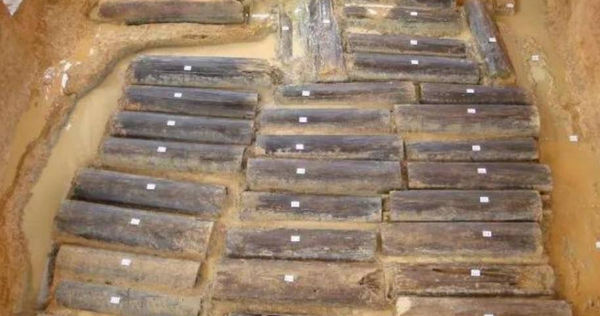 46名少女裸體陪葬…2千年後頭骨長出「綠色水晶」　專家揭古墓秘密