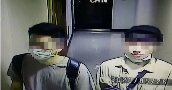 蕭姓老闆出示店門口的監視器畫面，指控楊澤祖帶著2名工作室師傅闖空門行竊。（圖／讀者提供）
