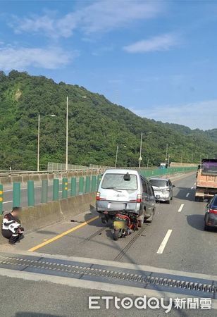 ▲▼ 台64線連環車禍  。（圖／記者戴上容翻攝）