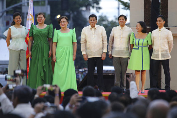 ▲▼ 菲律賓現任總統杜特蒂女兒薩拉（Sara Duterte）19日在家鄉達沃市宣示就職菲律賓第15任副總統。（圖／達志影像／美聯社）