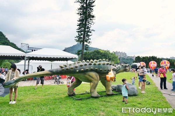 ▲石門水庫熱氣球嘉年華現場還有4座巨型恐龍模型可拍照。（圖／記者彭懷玉攝）