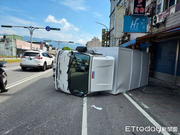 ▲▼宜蘭一小貨車與路口迴轉轎車碰撞後鎮，左側翻滑行旋轉撞民宅，幸駕駛輕傷。（圖／記者游芳男翻攝，下同）