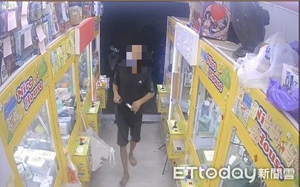 ▲李男5月底行經內湖路一段某夾娃娃機店內竊走市價逾5千元的真品公仔。（圖／記者張君豪翻攝）