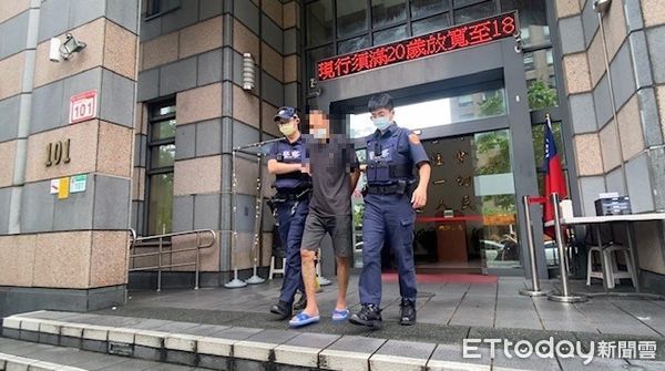 ▲李男5月底行經內湖路一段某夾娃娃機店內竊走市價逾5千元的真品公仔。（圖／記者張君豪翻攝）