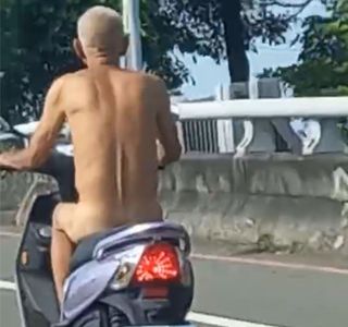 台南阿公裸體騎車　警車才幫送回家…下午緊急送醫