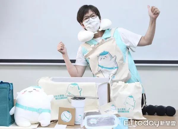 ▲▼立委蔡壁如等人舉行「全台尋眾寶-小物開箱」記者會 大眾走周邊小物。（圖／記者屠惠剛攝）