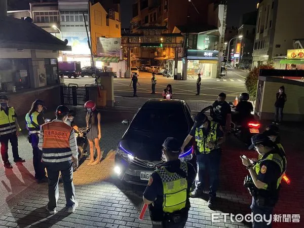 ▲台南市警二分局20日晚上邀集交通警察大隊、台南市環保局、台南監理站等單位，執行「環警監聯合稽查」專案，舉發各類交通違規63件，展現執法決心。（圖／記者林悅翻攝，下同）