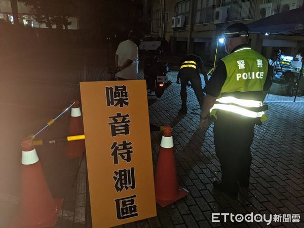 ▲台南市警二分局20日晚上邀集交通警察大隊、台南市環保局、台南監理站等單位，執行「環警監聯合稽查」專案，舉發各類交通違規63件，展現執法決心。（圖／記者林悅翻攝，下同）