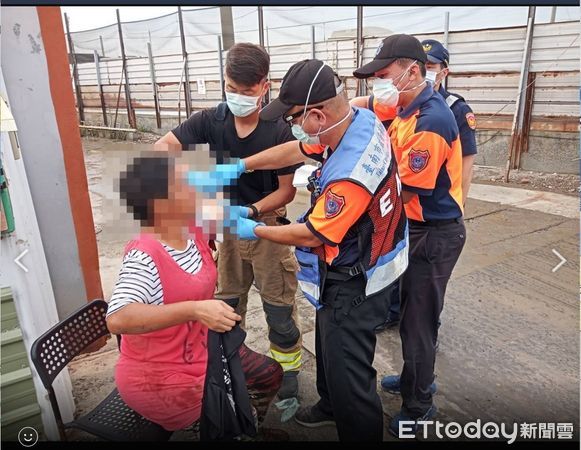 ▲台南市麻豆區海埔里1處混泥土場傳出工安意外事故，1名40幾歲女子，疑操作機器不慎，左手被機器攪斷，消防人員緊急送醫進行手術。（圖／民眾提供）