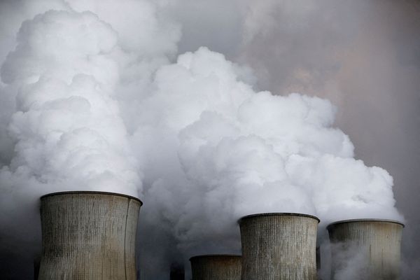 ▲▼德國最大電力、天然氣公司萊茵集團（RWE）的燃煤電廠冷卻塔冒出大量蒸氣。（圖／路透）
