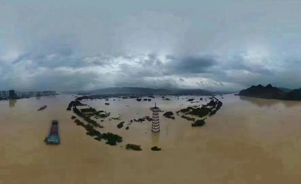 ▲廣東暴雨致洪水，部分村鎮全泡在水裡。（圖／翻攝微博）