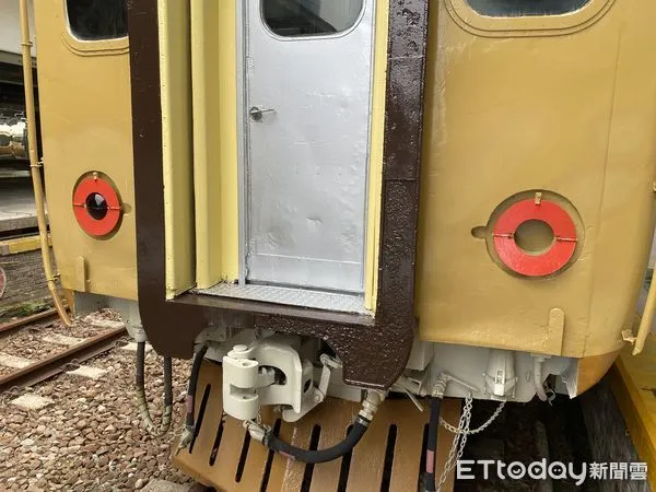 ▲▼台中驛鐵道文化園區展出EMU100型自強號，後方右側尾燈遭民眾破壞。（圖／台中驛鐵道文化園區提供）