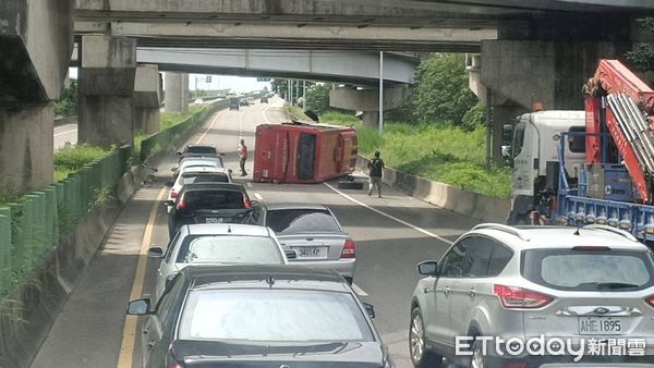 ▲▼新竹台68快速道路遊覽車翻覆。（圖／翻攝記者爆料網）