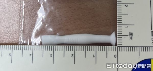 ▲取出的吸棒長3.5公分、寬0.5公分，可以看到上面還有咬痕。（圖／慈濟醫學中心提供，下同）