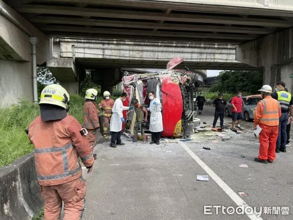 ▲▼新竹台68快速道路遊覽車翻覆。（圖／記者陳凱力翻攝）