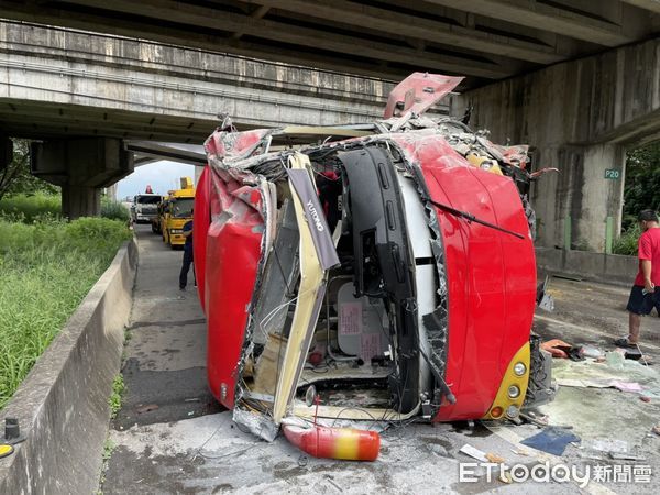 ▲▼新竹台68快速道路遊覽車翻覆。（圖／記者陳凱力翻攝）