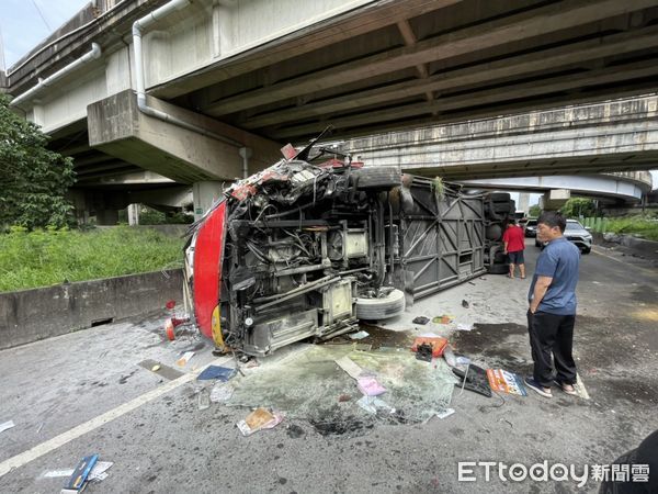 ▲▼新竹台68快速道路遊覽車翻覆。（圖／記者陳凱力翻攝）