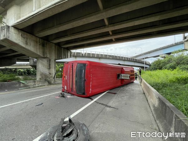 ▲▼新竹台68快速道路遊覽車翻覆。（圖／記者陳凱力翻攝）