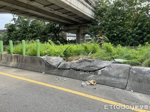 ▲▼新竹台68快速道路遊覽車翻覆。（圖／記者陳凱力翻攝）