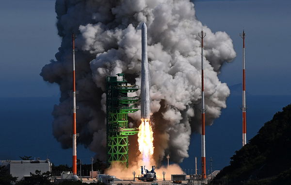▲▼南韓21日成功發射世界號載運火箭，並成功將衛星送上軌道，而這也是南韓首個完全自主研發的火箭。（圖／路透）
