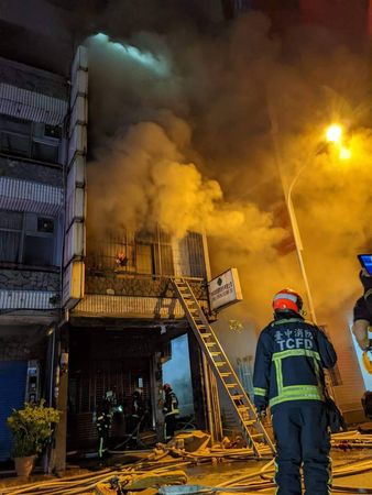 ▲▼快訊／台中南區民宅大火！2女住戶跳2樓逃生。（圖／翻攝記者爆料網）