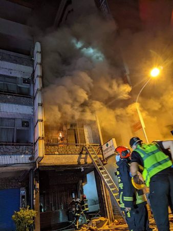 ▲▼快訊／台中南區民宅大火！2女住戶跳2樓逃生。（圖／翻攝記者爆料網）