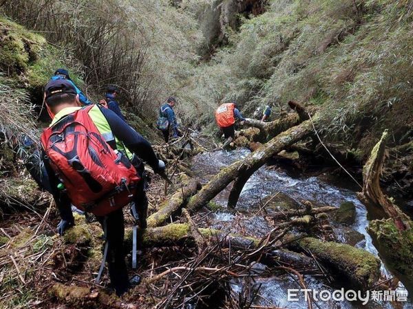 ▲▼花蓮、南投警消均組成救援隊循登山路線搜尋。（圖／花蓮縣消防局提供，下同）