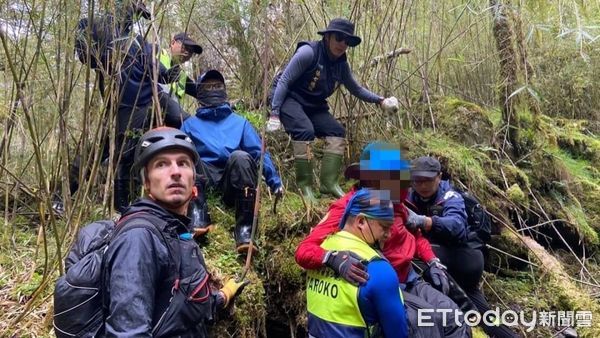 ▲▼花蓮、南投警消均組成救援隊循登山路線搜尋。（圖／花蓮縣消防局提供，下同）