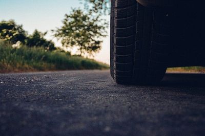 獨／撞路人重傷骨碎落跑！惡駕找友頂罪　新北警竟放人沒做筆錄