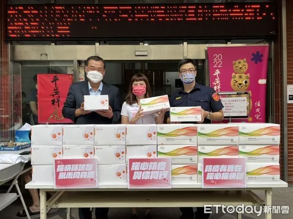 ▲新北市議員參選人張嘉玲募集快篩試劑，捐贈艮中和分局。（圖／張嘉玲辦公室提供）