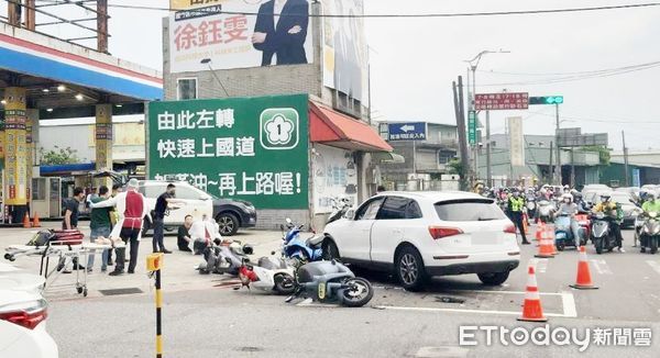 ▲桃園市李姓男子21日晚間駕駛轎車行經蘆竹區捷運G13段工地前闖紅燈撞上左轉休旅車，再衝撞至旁邊機車待轉區，消防人員在現場救護傷者。（圖／記者沈繼昌翻攝）