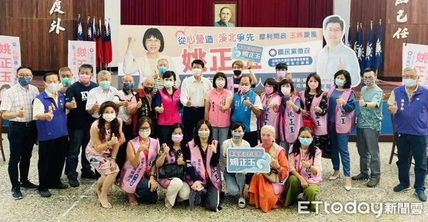 ▲國民黨台南市黨部主委林進旺，由市長參選人謝龍介、市議員林燕祝及區主委等陪同，宣布徵召資深媒體人姚正玉，參選第一選區（大新營地區）市議員。（圖／記者林悅翻攝，下同）