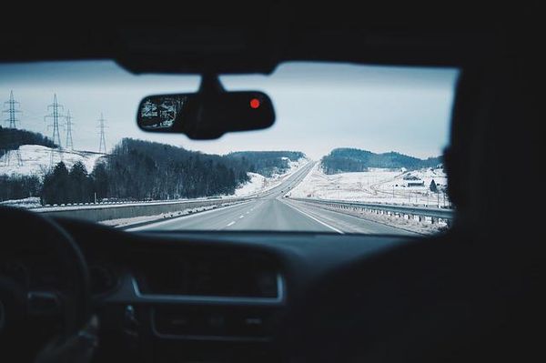 ▲▼駕駛,開車,輪胎,路邊,公路,國道,車禍,超速肇逃。（圖／免費圖庫pixabay）