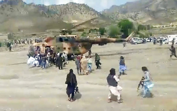 ▲▼ 阿富汗22日發生強震，塔利班武裝人員利用政府直升機疏散帕克蒂卡省的傷者。。（圖／達志影像／美聯社）