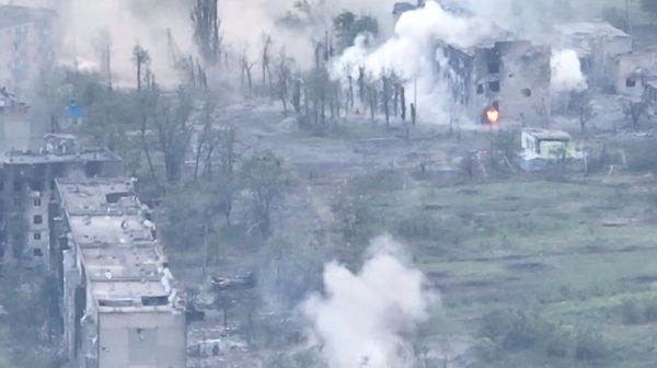 ▲▼從空拍機的畫面可以看到，利西昌斯克市（Lysychansk）附近村莊托什基夫卡（Toshkivka）遭俄軍轟炸佔領。（圖／路透）