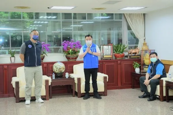 ▲桃園邱姓宗親青年會拜會市議會議長、也是宗長邱奕勝。（圖／市議會提供）