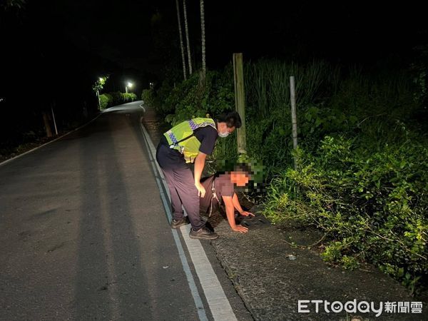 ▲內埔警分局泰武派出所員警協助金男。（圖／陳崑福翻攝）