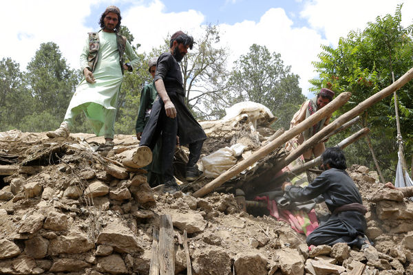 ღ▼阿富汗22日凌晨發生規模6.1地震已知2600多人死傷。（Picture /達志影像／美聯社）