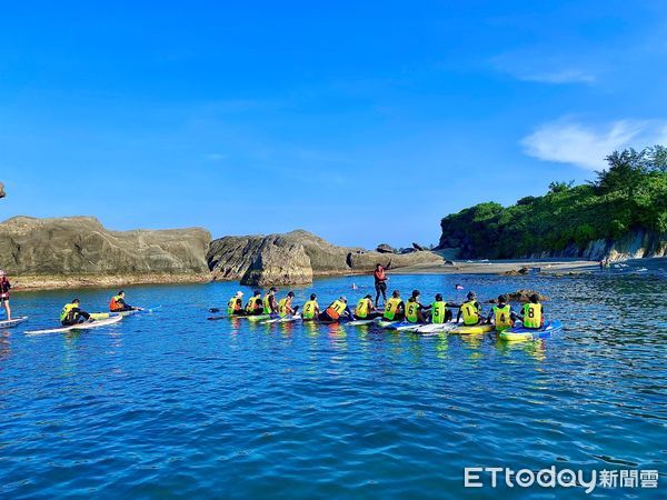 ▲▼台東縣政府在成功石雨傘舉辦4梯次SUP立式划槳丙級教練證照班，總計已培訓72名專業教練。（圖／台東縣政府提供，下同）