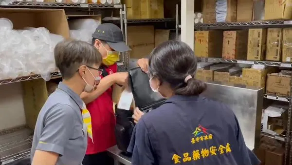 ▲▼麥當勞外送員不慎打翻飲料後，卻再倒回杯中超噁心，市府限期改善否則罰6萬元。（圖／台中市政府提供，下同）