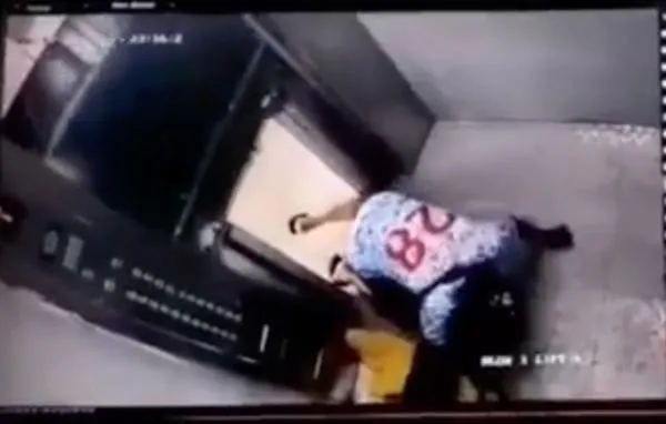 ▲▼馬來西亞男子險些被故障電梯夾斷腳，監視器畫面相當驚悚。（圖／翻攝自Facebook／Kelab Info Malaysia）