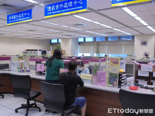 ▲▼新北1名何姓男子（背對鏡頭坐者）酒後騎機車買烤玉米孝敬老母，因拒做酒測被罰18萬元移送強制執行。（圖／行政執行署新北分署提供）