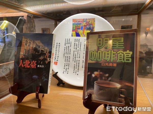 ▲▼台北市副市長蔡炳坤、明星咖啡館第二代經營者簡靜惠介紹明星咖啡館。（圖／記者袁茵攝）