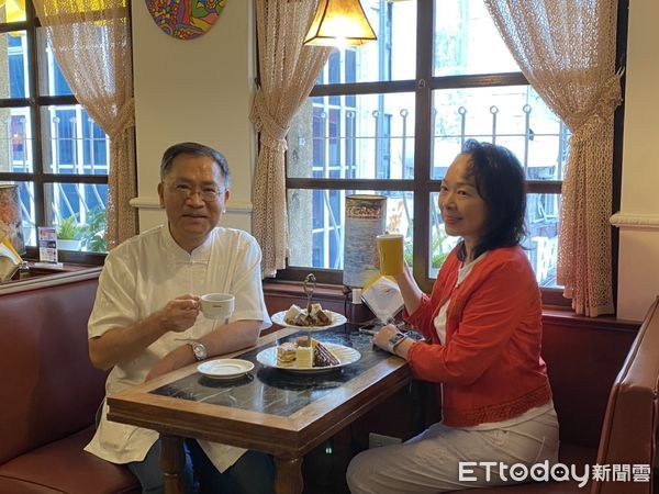▲▼台北市副市長蔡炳坤、明星咖啡館第二代經營者簡靜惠介紹明星咖啡館。（圖／記者袁茵攝）