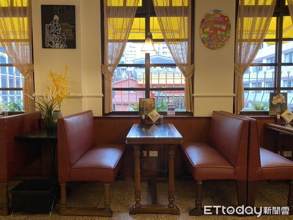 ▲▼台北市副市長蔡炳坤、明星咖啡館第二代經營者簡靜惠介紹明星咖啡館。（圖／記者袁茵攝）