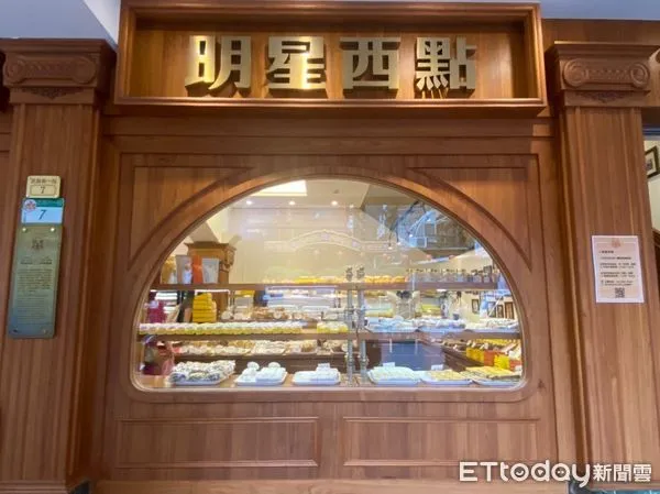 ▲▼台北市副市長蔡炳坤、明星咖啡館第二代經營者簡靜惠介紹明星咖啡館。（圖／記者袁茵攝）