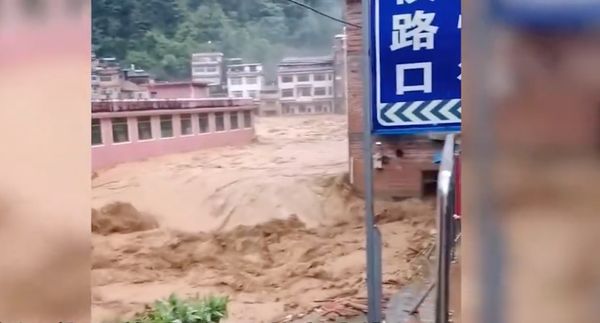 ▲▼  湖南永州淹水、兩層樓倒           。（圖／翻攝 青蜂俠）