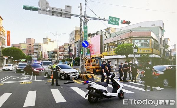 ▲桃園市警局中壢警分局員警今天清晨5時許在大同路盤查黑色豐田轎車逆向行駛，駕駛拒檢還衝撞員警逃逸，大批警員在環北路上攔獲衝撞員警轎車到案。（圖／記者沈繼昌翻攝）