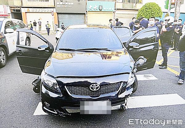 ▲中壢警分局今天圍捕衝撞員警轎車到案，其中車頭部分已有毀損。（圖／記者沈繼昌翻攝）